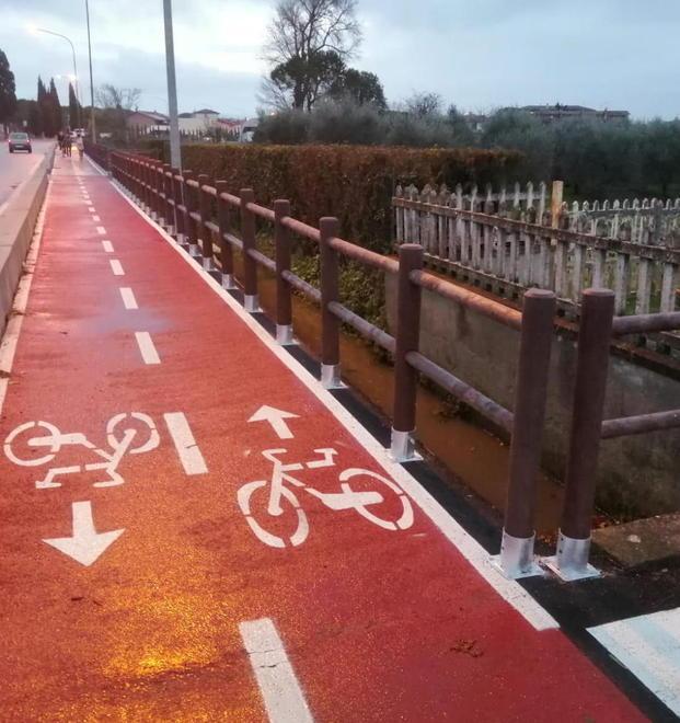 Pista ciclabile, coperti i 300 metri mancanti della staccionata 