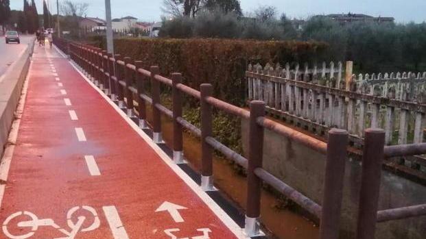 Pista ciclabile, coperti i 300 metri mancanti della staccionata