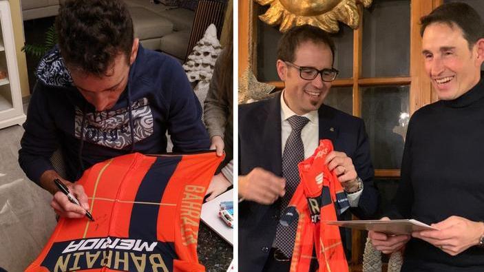 Racconta i segreti dei diamanti in dono riceve la maglia di Nibali