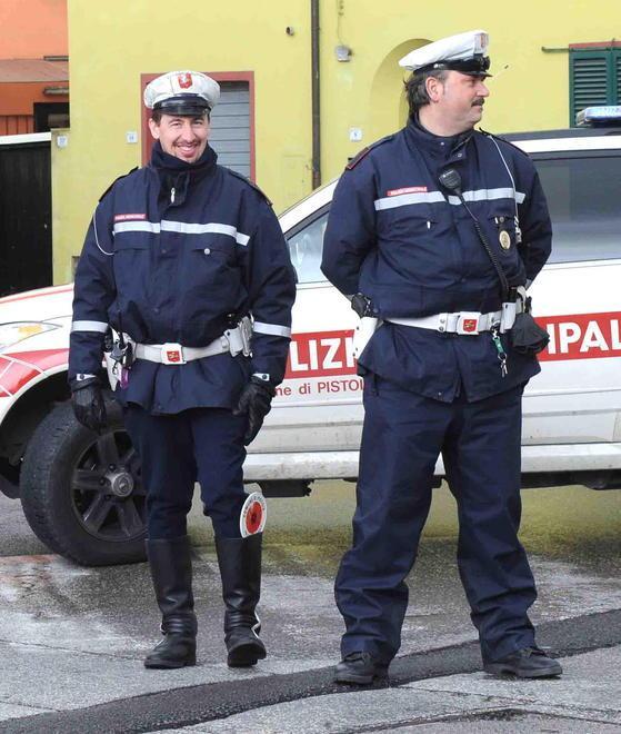 Provoca incidente e fugge scoperto dai vigili urbani