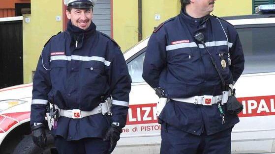 Provoca incidente e fugge scoperto dai vigili urbani