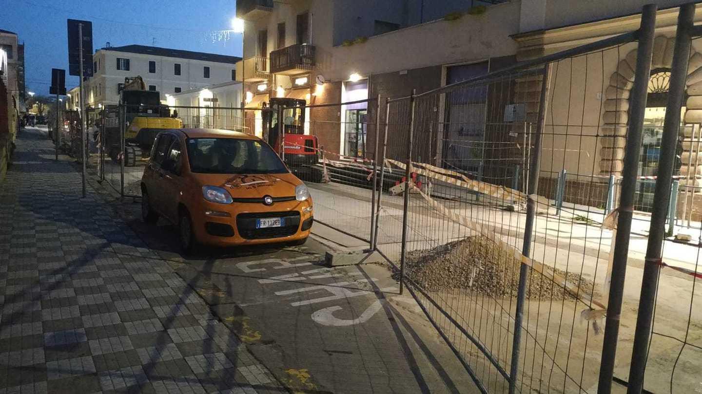 Un’auto resta chiusa nel cantiere 