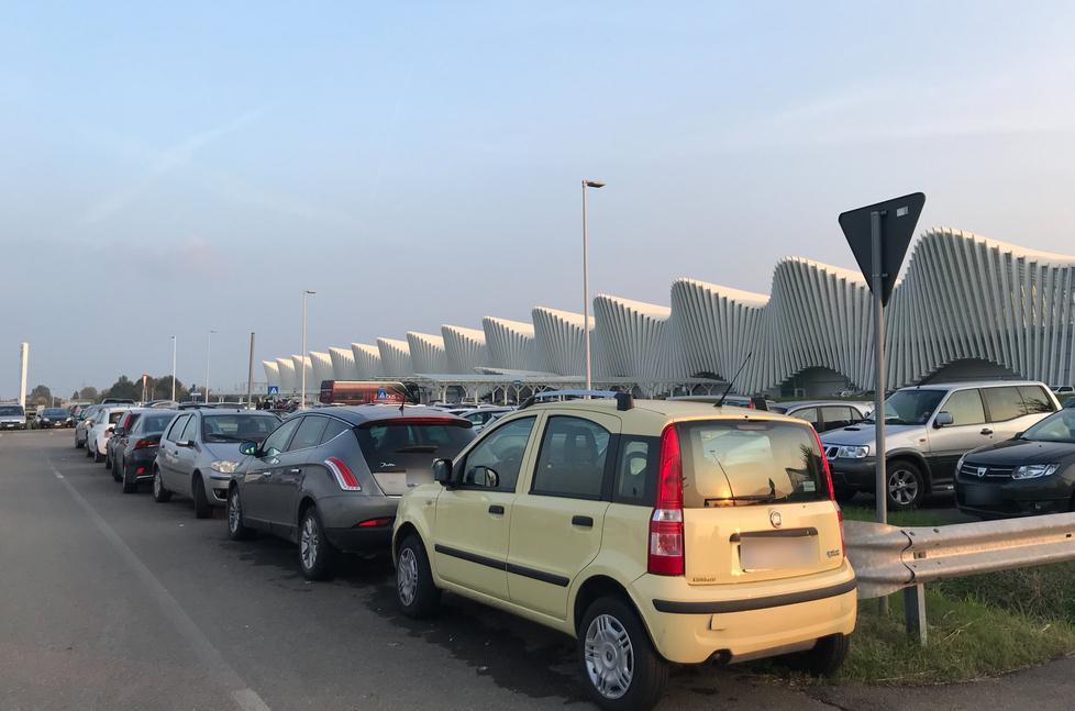 Raid continui contro le auto in parcheggio