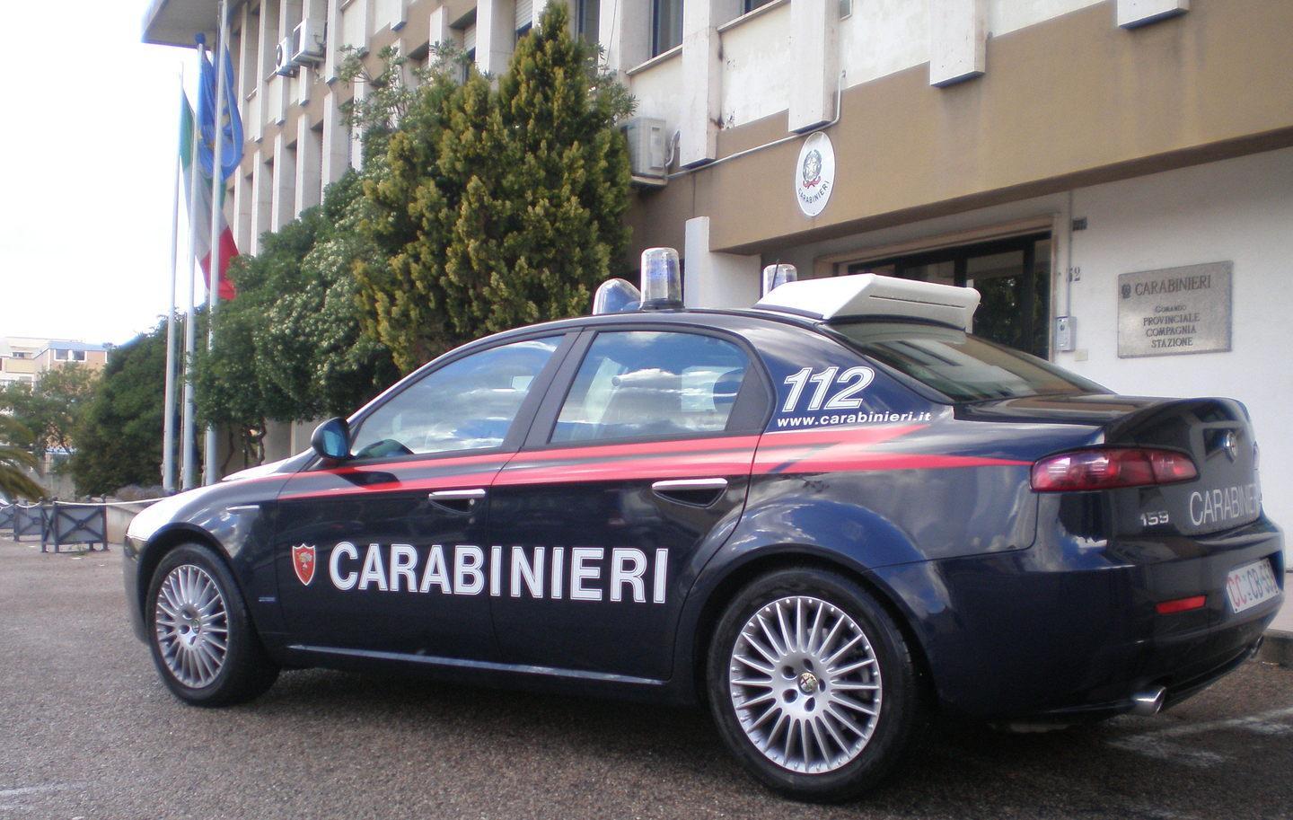 Rubano un giaccone e tentano la fuga 
