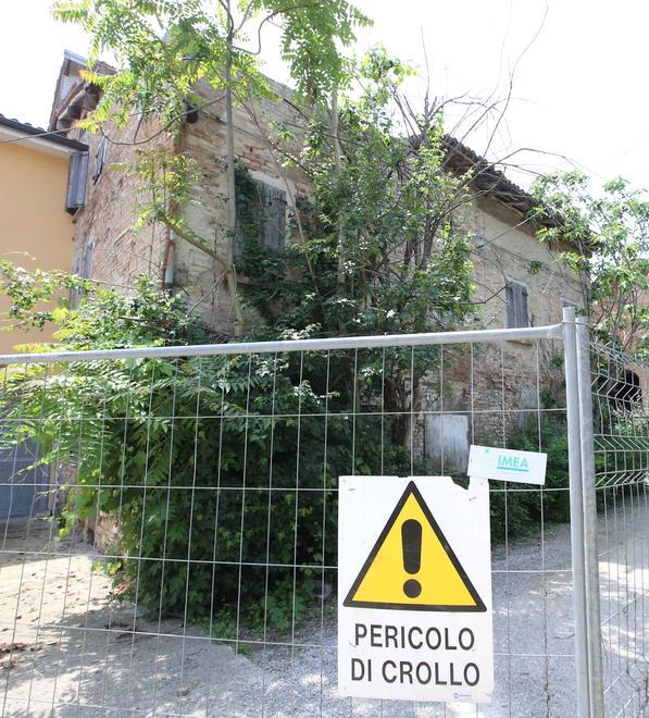 Quattro Castella, dieci anni ostaggio del degrado: la protesta di un intero borgo 