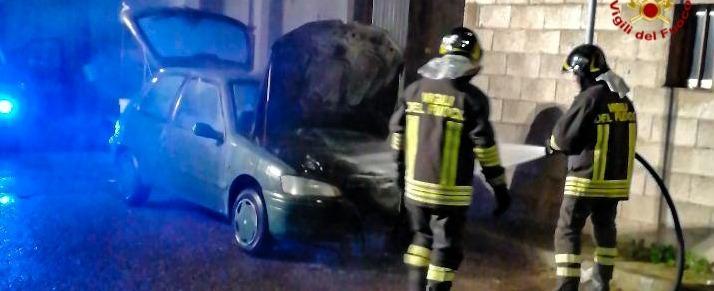 Doppio incendio d’auto in provincia e scontro in città