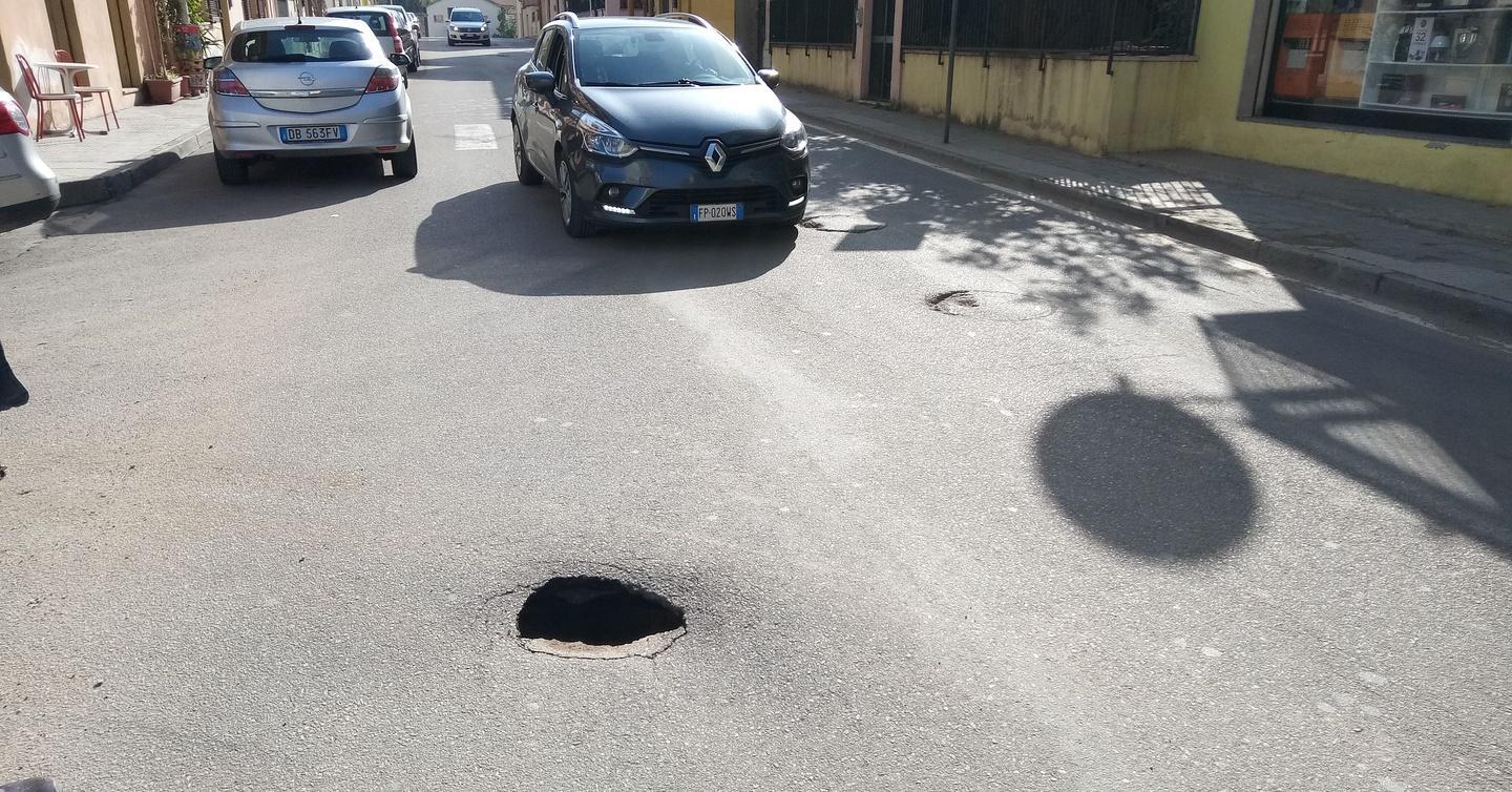 Buca tra via Conteddu e via Filzi paura per gli automobilisti