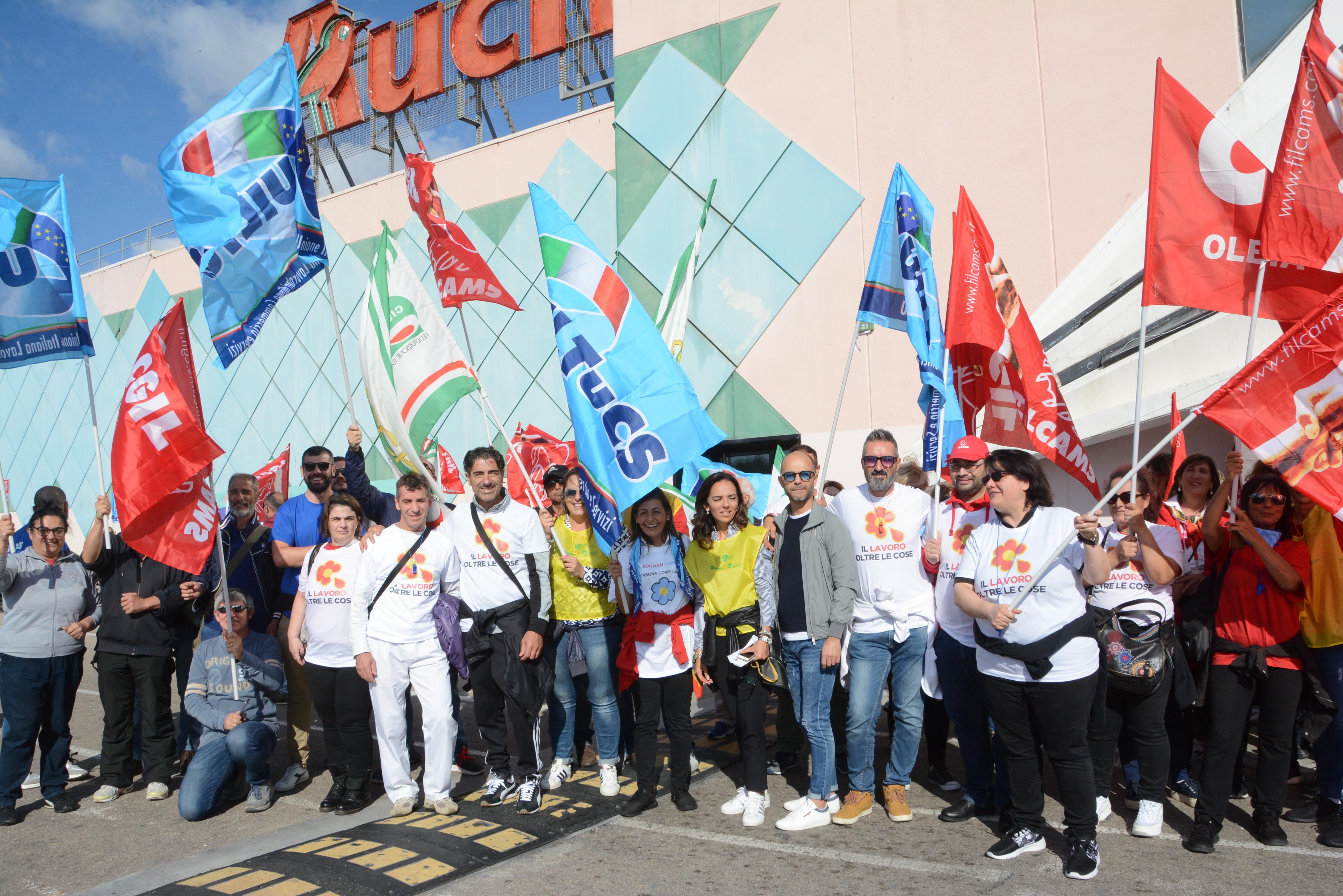 Manifestazione dei lavoratori Auchan di Olbia