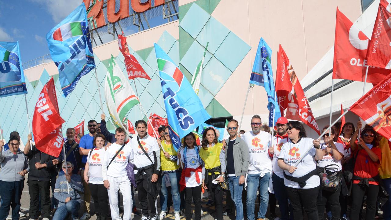 Manifestazione dei lavoratori Auchan di Olbia