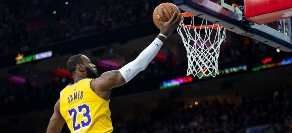 Sul parquet di Philadelphia la stella dei Los Angeles Lakers ha tagliato un altro prestigiosissimo traguardo