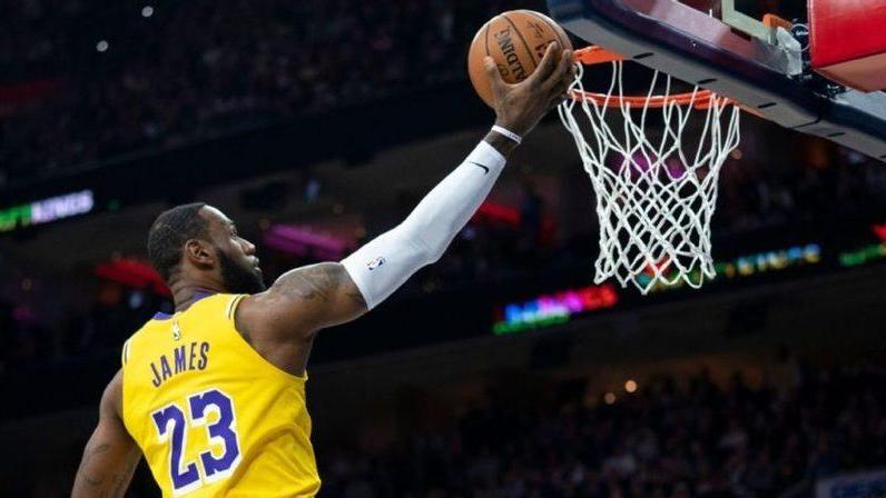 Sul parquet di Philadelphia la stella dei Los Angeles Lakers ha tagliato un altro prestigiosissimo traguardo