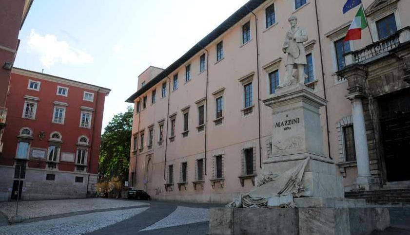 Multe di domenica mattina in centro a Carrara. Ghinoi: così fanno chiudere anche me 