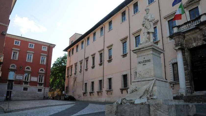 Multe di domenica mattina in centro a Carrara. Ghinoi: così fanno chiudere anche me