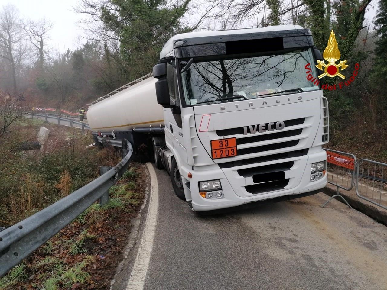 Cisterna con 37mila litri di carburante finisce fuori strada
