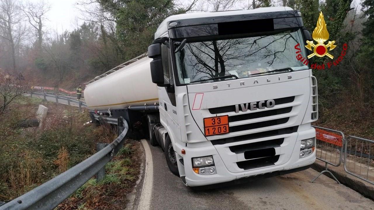 Cisterna con 37mila litri di carburante finisce fuori strada