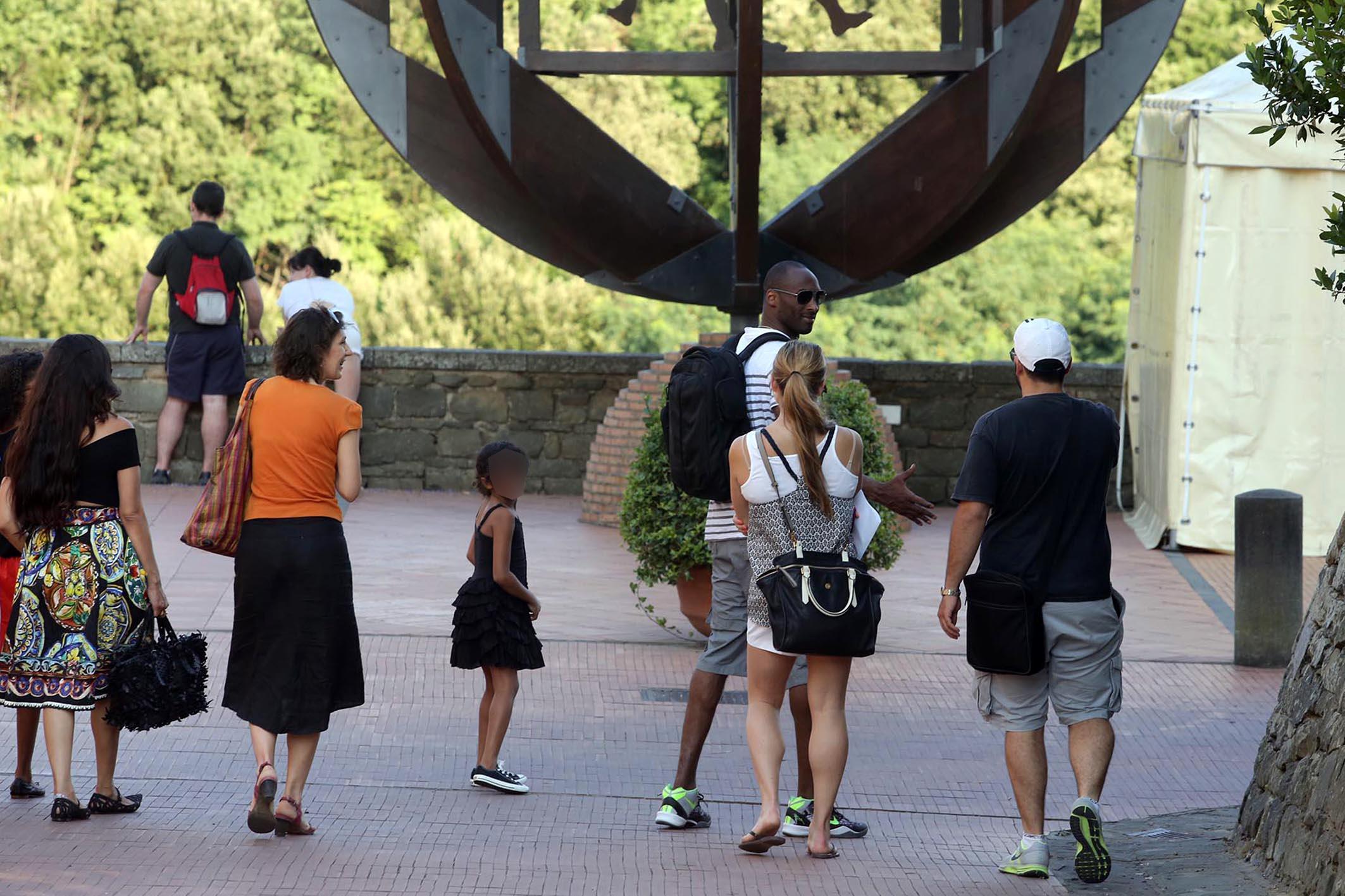Kobe Bryant e la sua famiglia a Vinci nell'estate 2013 (foto agenzia Carlo Sestini)