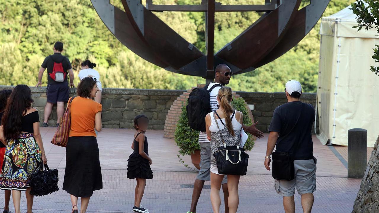 Kobe Bryant e la sua famiglia a Vinci nell'estate 2013 (foto agenzia Carlo Sestini)