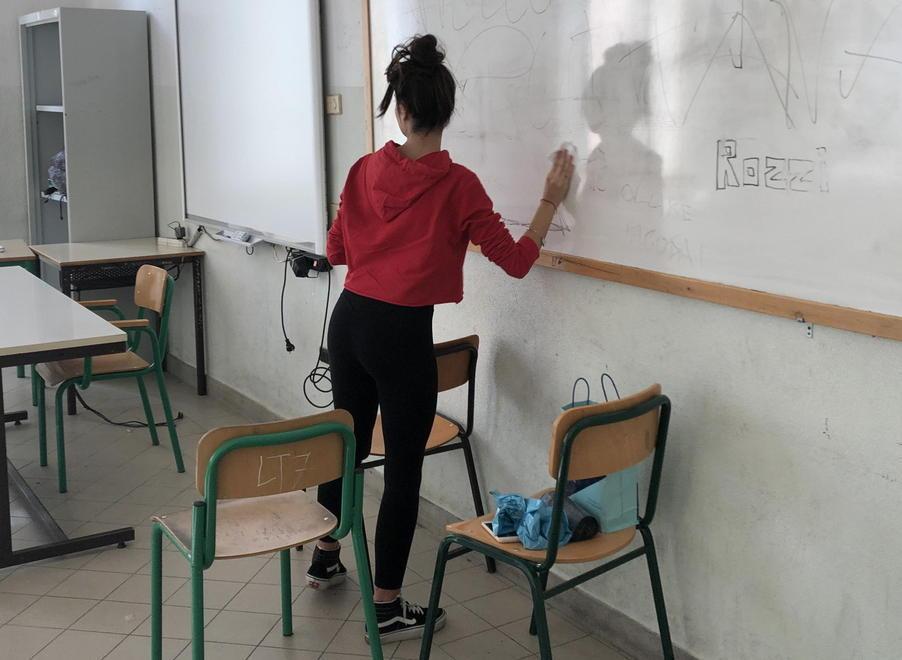 Ieri 100 studenti del Pacinotti hanno ripulito la scuola a partire dalla tromba delle scale da cui sono state lanciate delle piante