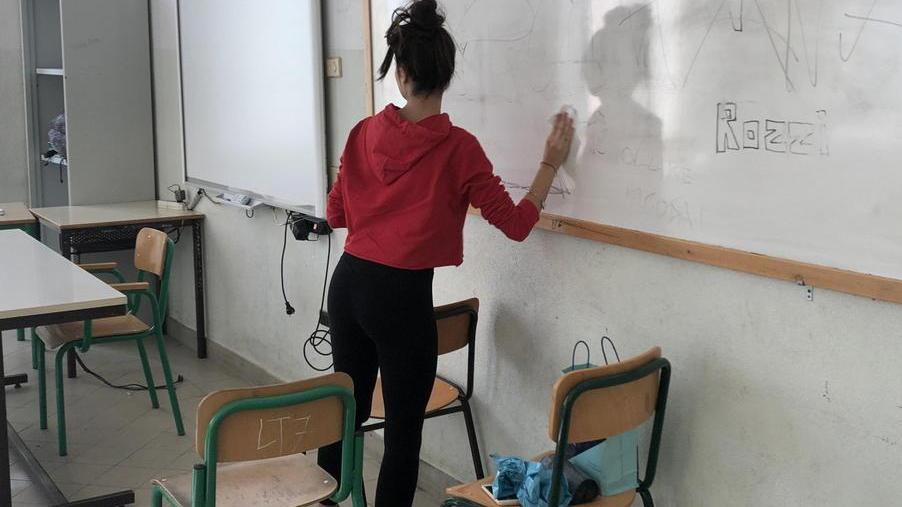 Ieri 100 studenti del Pacinotti hanno ripulito la scuola a partire dalla tromba delle scale da cui sono state lanciate delle piante