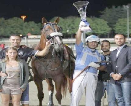 Roberto Vecchione alza al cielo un trofeo vinto (Foto Rosellini)