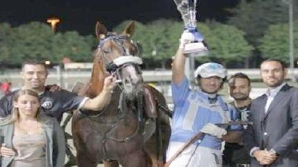 Roberto Vecchione alza al cielo un trofeo vinto (Foto Rosellini)