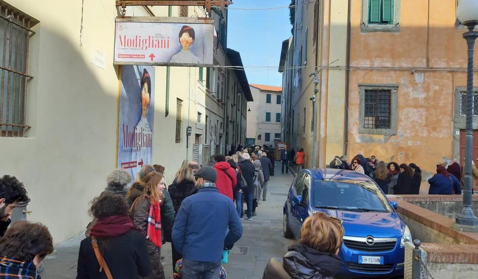 Tutti pazzi per Modì Boom alla mostra e in migliaia allo show delle Terme del Corallo 