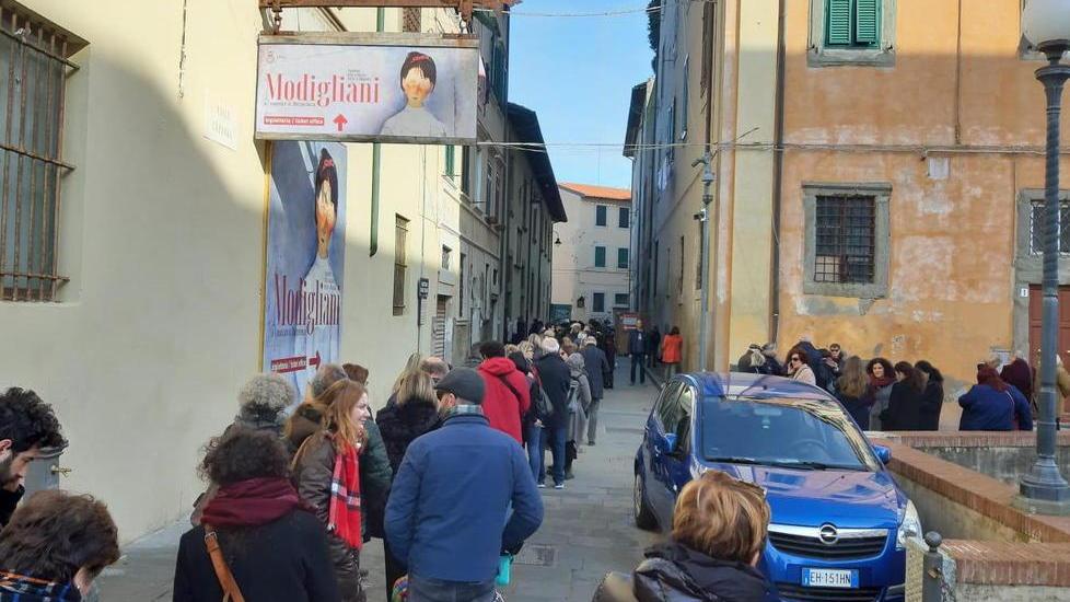Tutti pazzi per Modì Boom alla mostra e in migliaia allo show delle Terme del Corallo