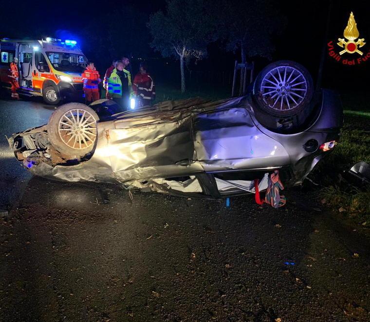 Auto sbatte contro il muro e si ribalta operaio 37enne muore tra le lamiere