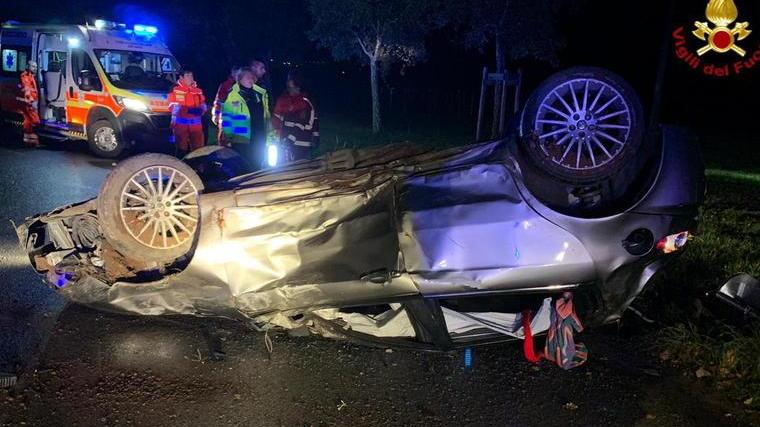 Auto sbatte contro il muro e si ribalta operaio 37enne muore tra le lamiere
