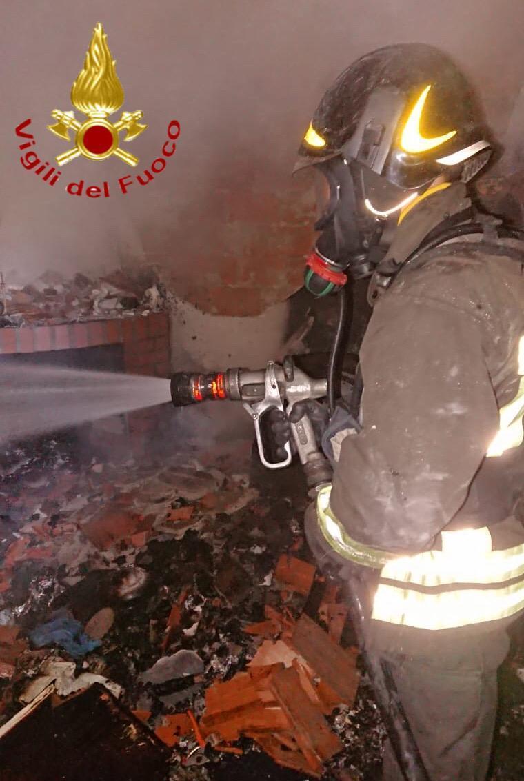 Casa incendiata in via Trento 