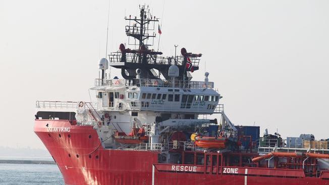 Migranti:O.Viking,400 sbarcano a Taranto