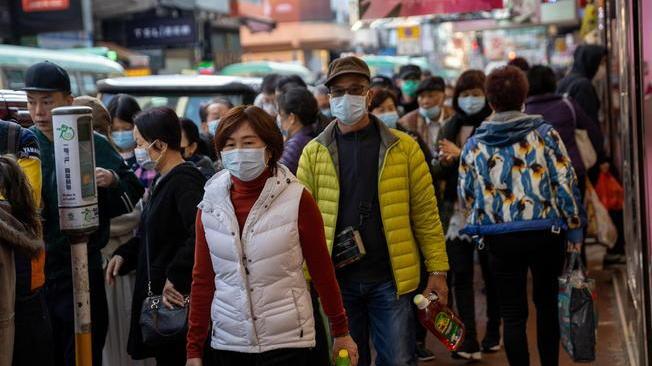 Virus: Hong Kong blocca traghetti, treni