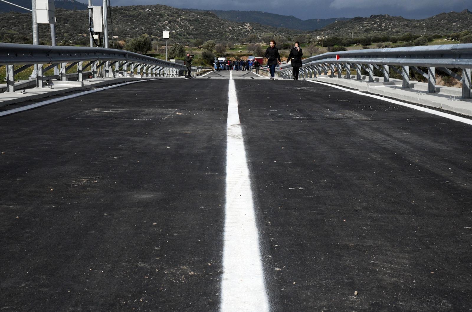 La riapertura del ponte (foto massimo locci)