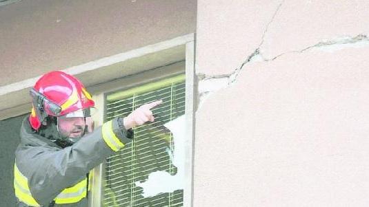 9 dicembre: un vigile del fuoco mentre mostrava una crepa sul muro esterno di un’abitazione di Vaiano