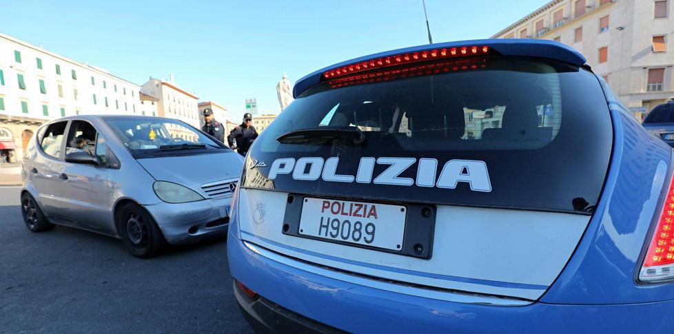 Un intervento della polizia in centro a Livorno (foto d'archivio)