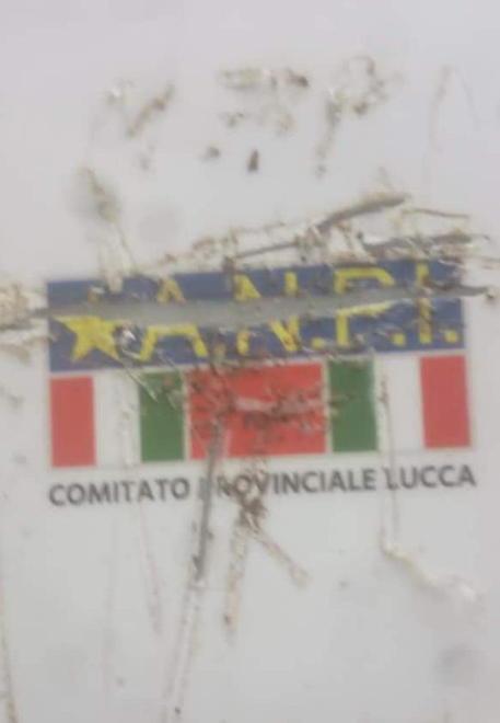 Danneggiata la targa dell’Anpi a Bagni di Lucca 