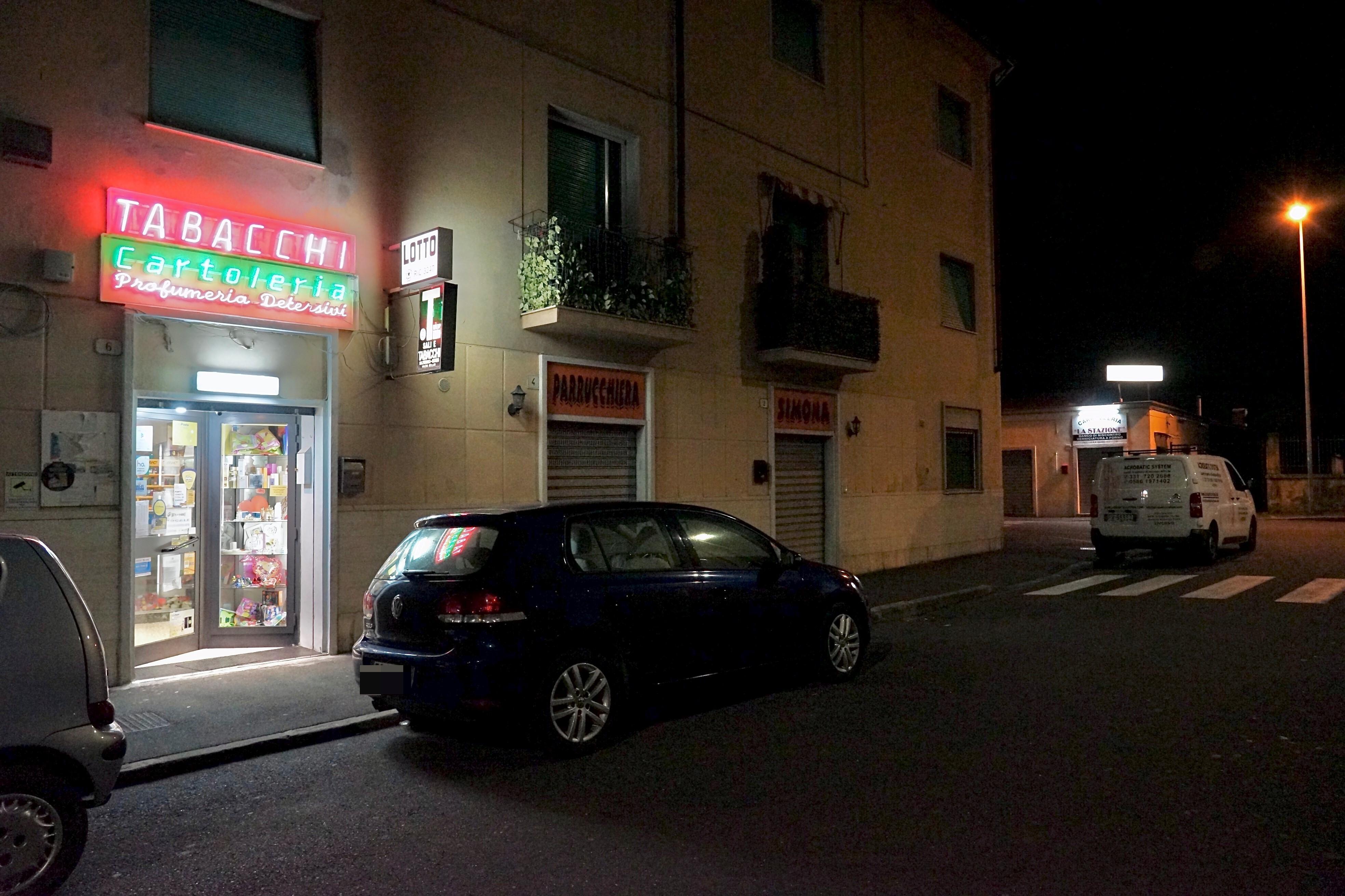 La tabaccheria rapinata di via Badaloni (foto Dario Marzi)