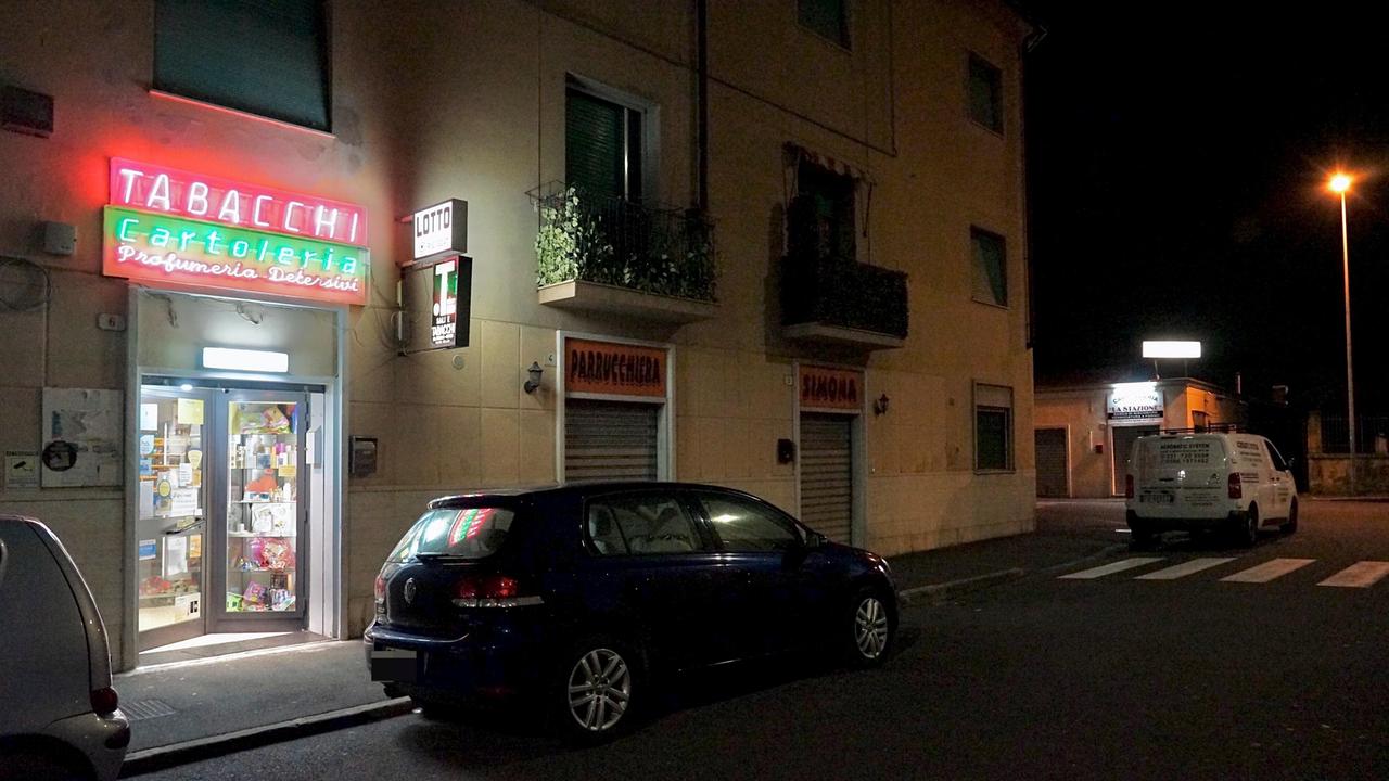 La tabaccheria rapinata di via Badaloni (foto Dario Marzi)