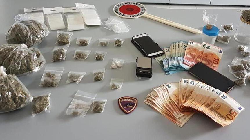 Marijuana nell’auto e nell’abitazione Messi ai domiciliari