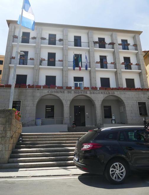 Pulizie a palazzo civico Via dal solaio i rifiuti e il guano dei piccioni 