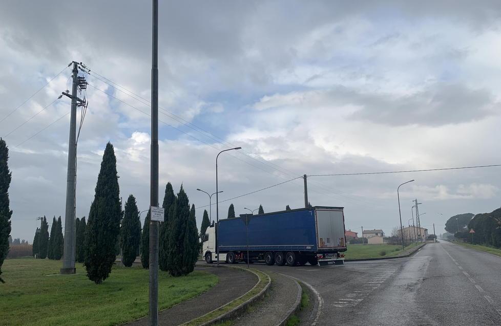 Dissuasore rotto, i camion in sosta nel cimitero