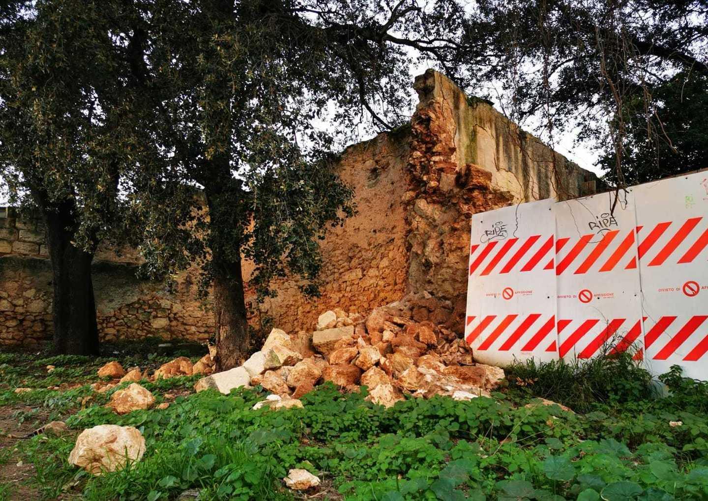Sassari, il muro seicentesco di lu Càimini vecciu cade a pezzi 