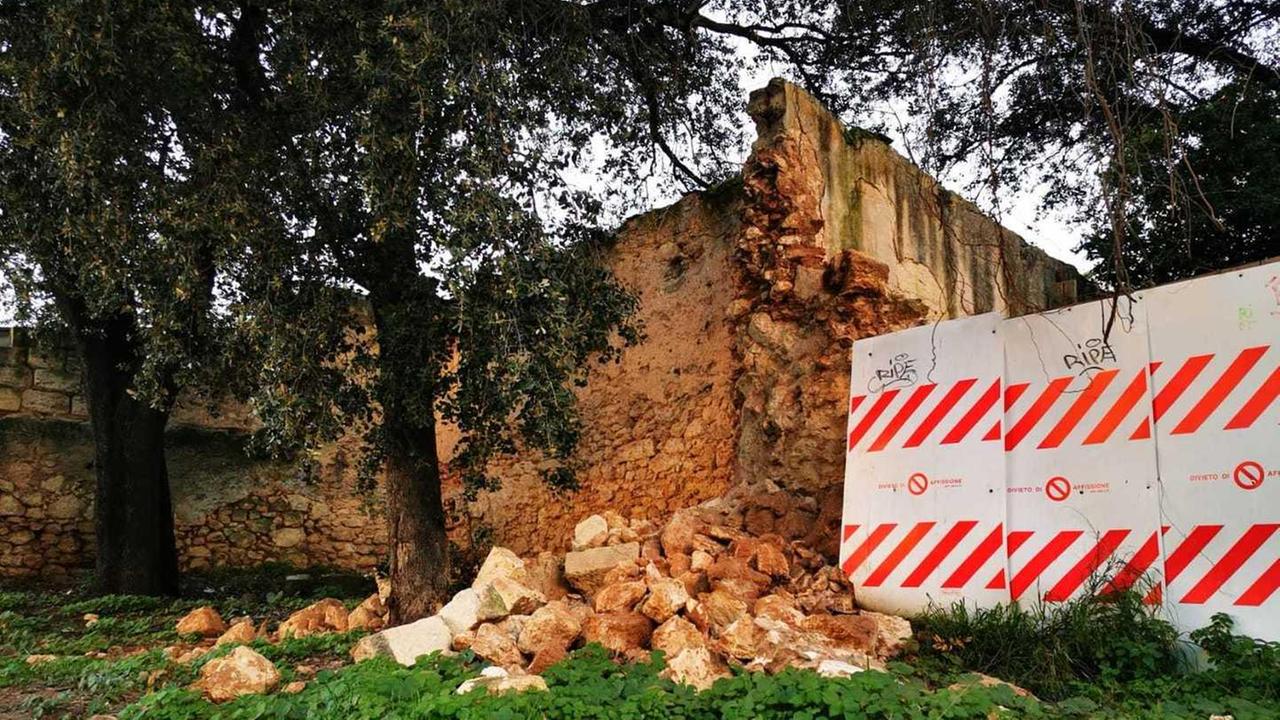 Sassari, il muro seicentesco di lu Càimini vecciu cade a pezzi 