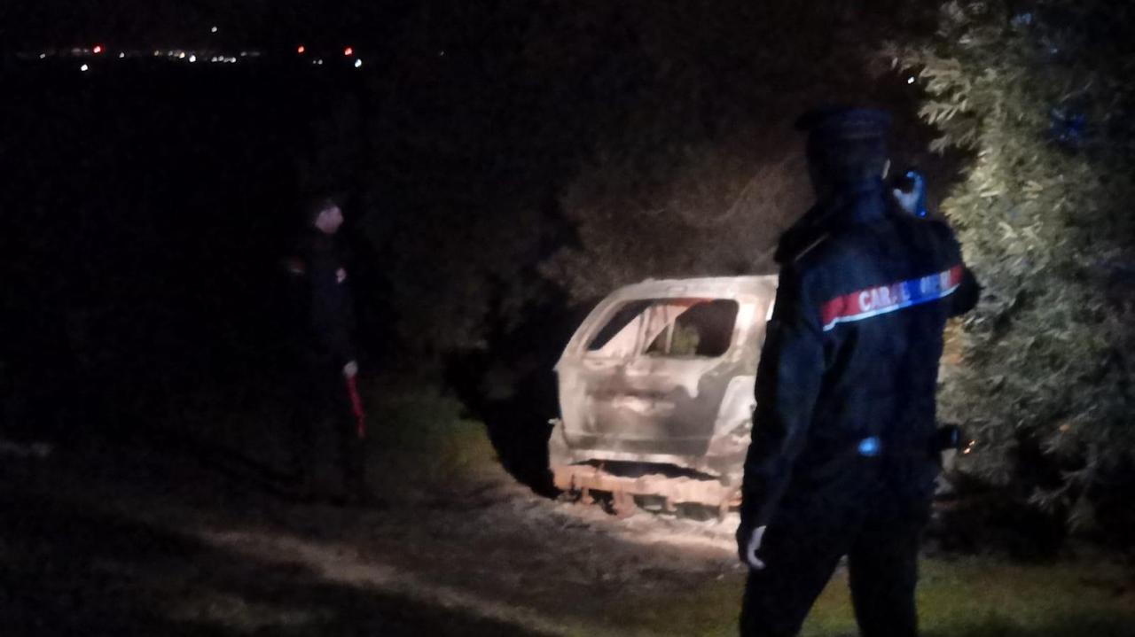 L'auto usata per la fuga è stata abbandonata e incendiata dai banditi