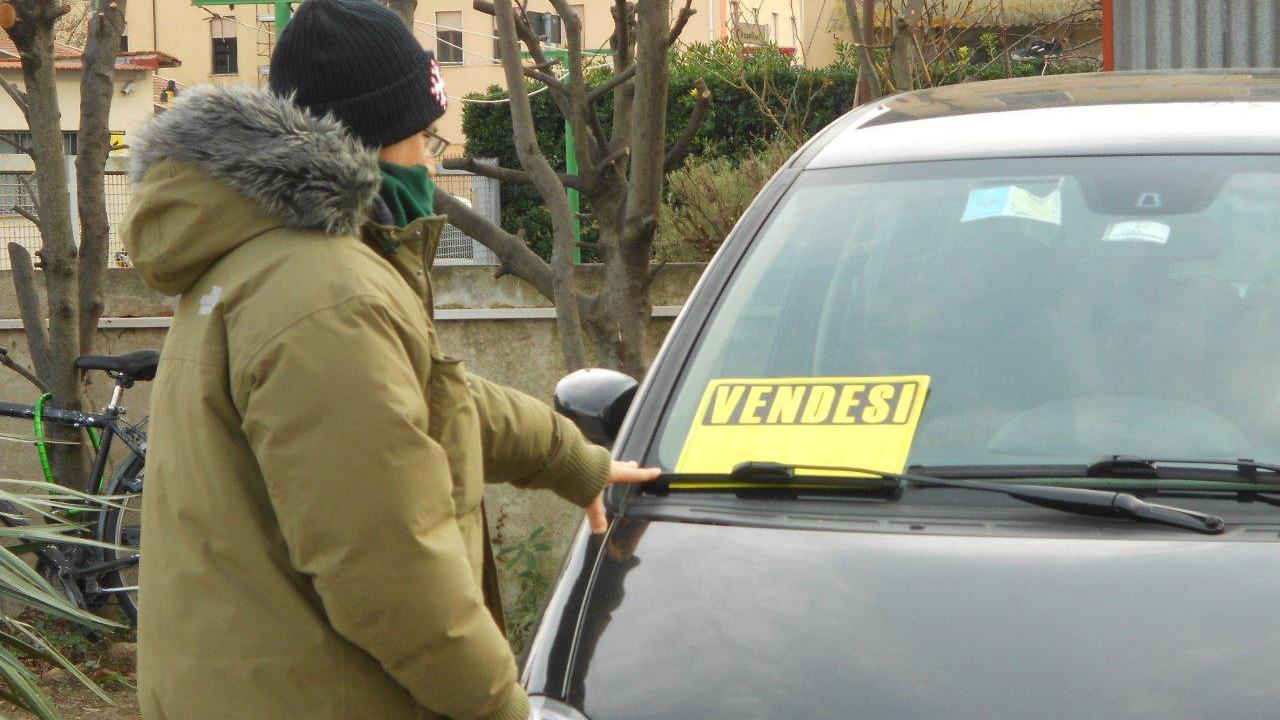 Un possibile acquirente in un salone di auto usate