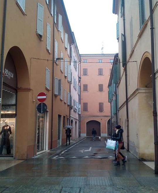 Carpi, via Meloni protesta: «Bivacchi sotto casa» 