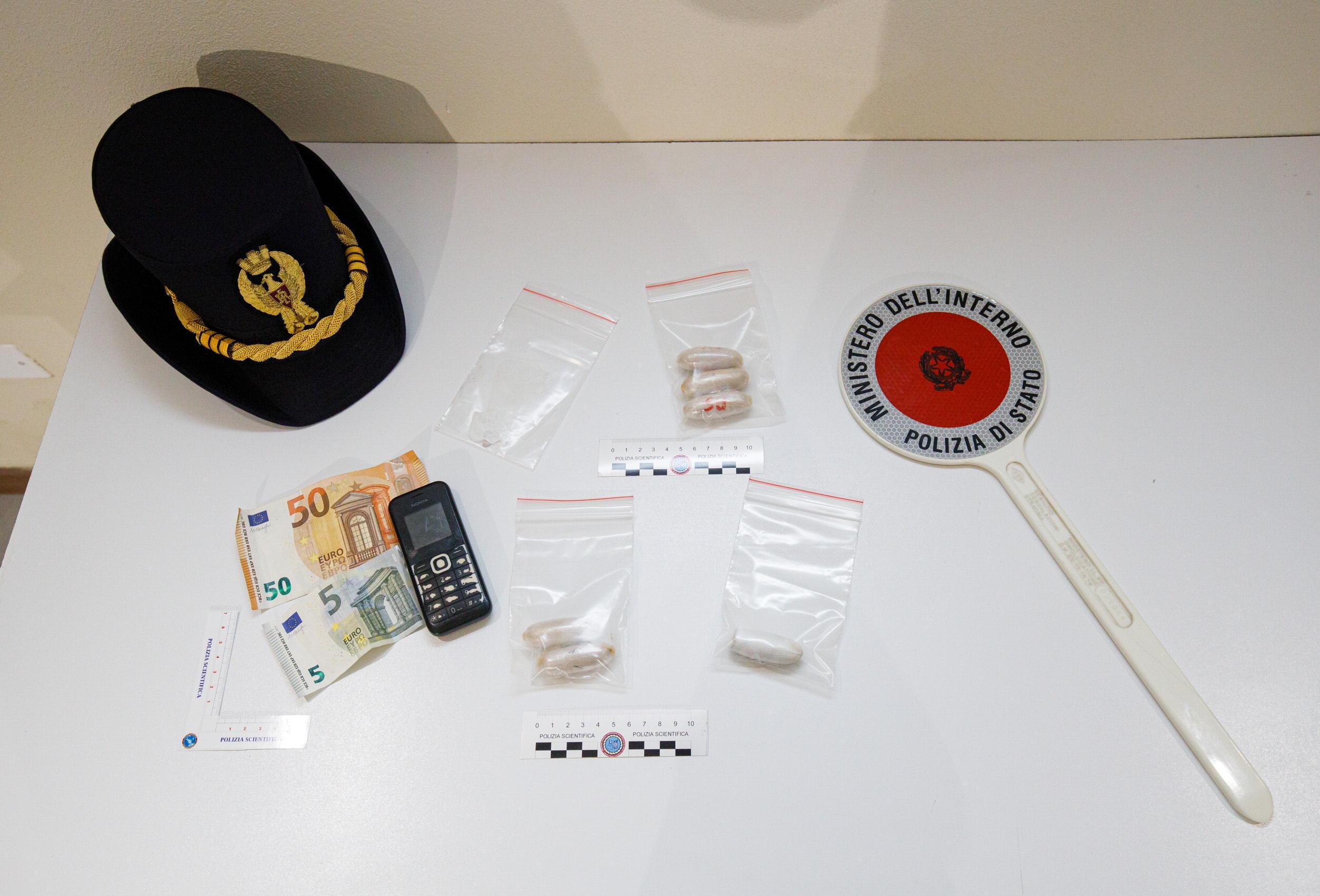 Condannato per droga e ai domiciliari: base dello spaccio nel suo appartamento 