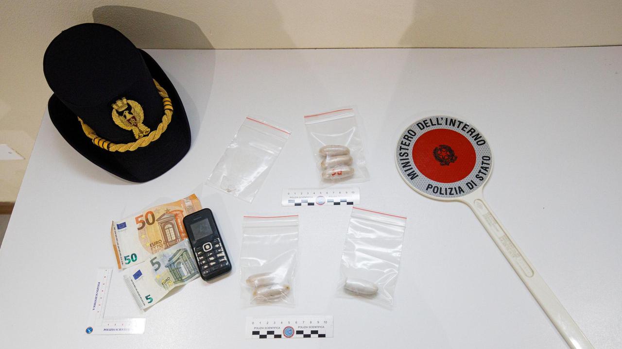 Condannato per droga e ai domiciliari: base dello spaccio nel suo appartamento