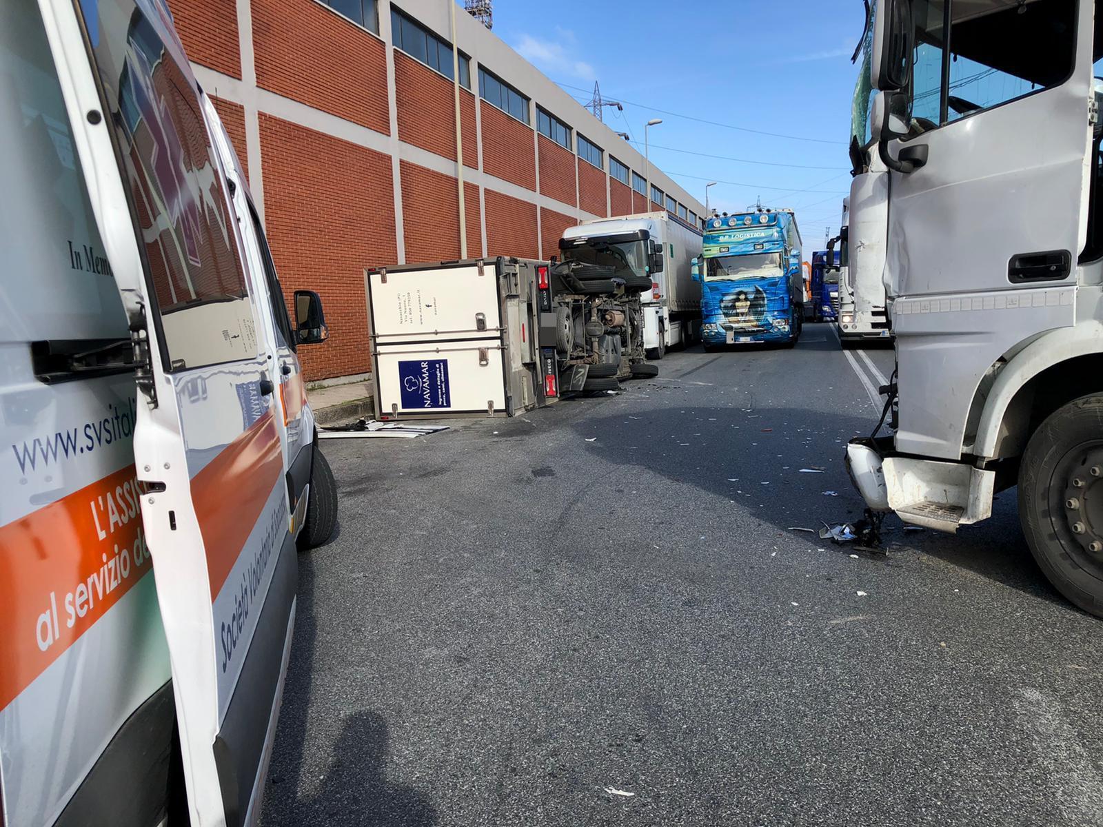 Il camion ribaltato in via Salvatore Orlando