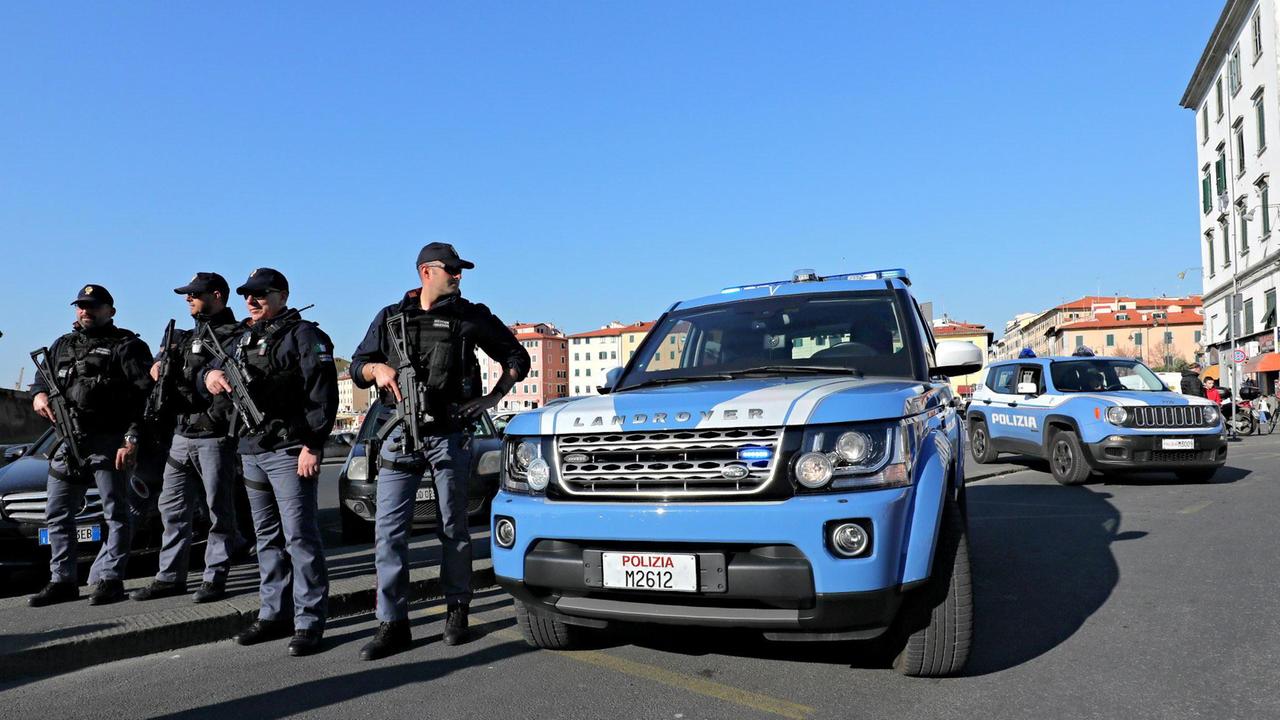 Agenti delle volanti della polizia (foto d'archivio)